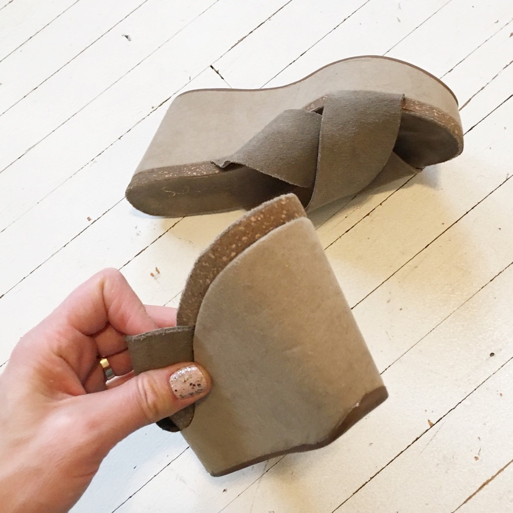 SPLENDID suede neutral platform slides. - Picture 6 of 7